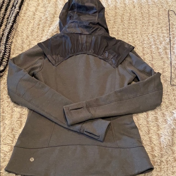 Lululemon Windbreaker / Zip Front Hoodie size 6 - Picture 3 of 3